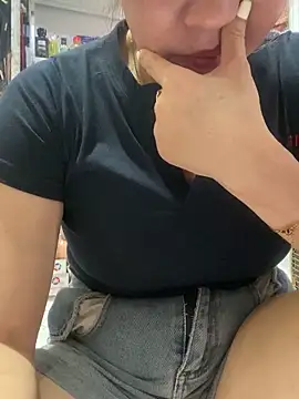 Snapshot of Cesywet chatting on September 21, 2025, 5:42 am Cesywet online show from September 21, 2025, 5:42 am