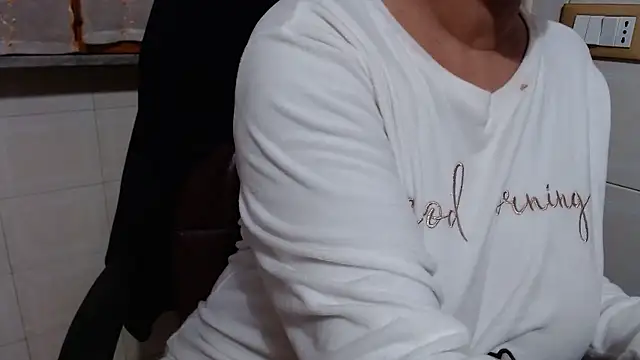 Snapshot of Foxlady2271 chatting on January 6, 2026, 3:05 pm Foxlady2271 online show from January 6, 2026, 3:05 pm