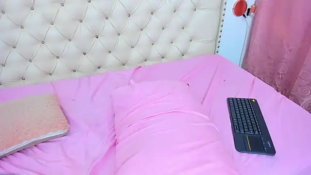 Snapshot of Kim_Eli chatting on December 19, 2024, 10:32 pm Kim Eli online show from December 19, 2024, 10:32 pm