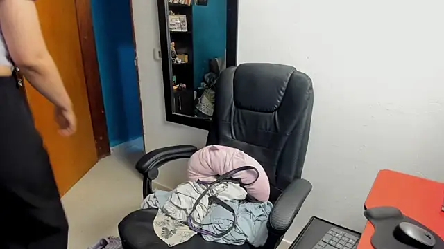 peanut tangerine online show from January 11, 2026, 12:26 am