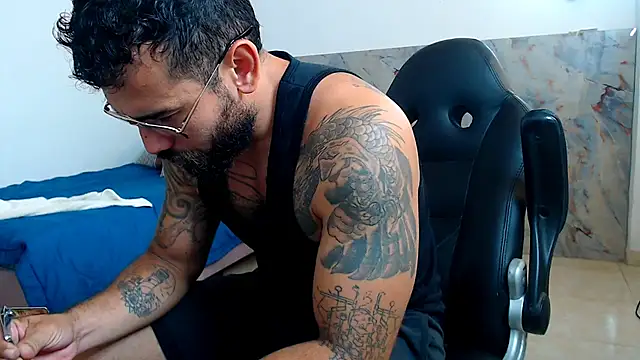 Snapshot of hanz_col chatting on November 11, 2025, 10:37 am hanz col online show from November 11, 2025, 10:37 am