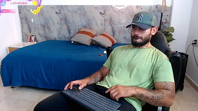 Snapshot of hanz_col chatting on December 17, 2025, 1:55 am hanz col online show from December 17, 2025, 1:55 am