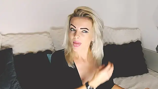 Snapshot of Aly_girl1 chatting on November 10, 2025, 11:42 am Aly girl1 online show from November 10, 2025, 11:42 am