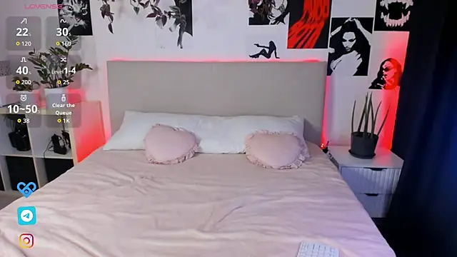 Lisa Moones online show from October 9, 2025, 3:21 pm