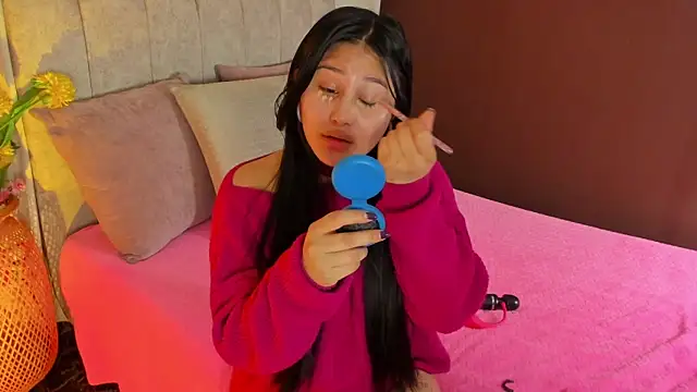 Snapshot of Little_Ivy chatting on October 22, 2025, 7:24 pm Little Ivy online show from October 22, 2025, 7:24 pm