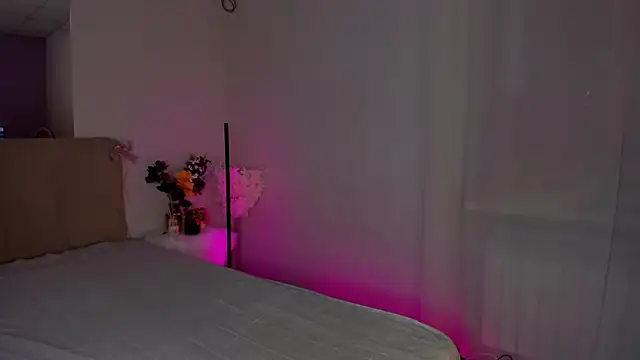 Snapshot of Laura_Leee chatting on January 8, 2025, 6:31 am Laura Leee online show from January 8, 2025, 6:31 am