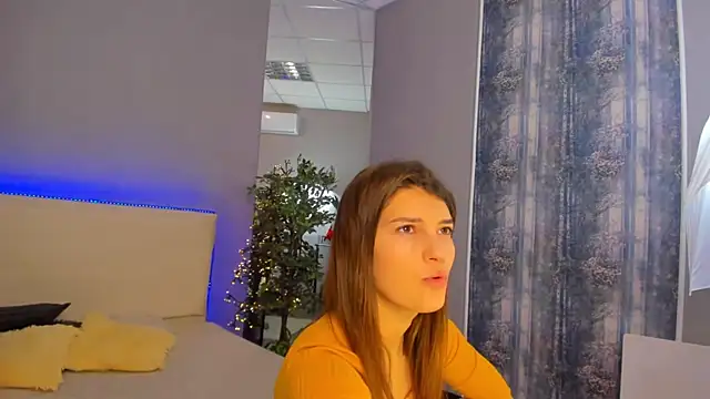 Snapshot of Laura_Leee chatting on January 18, 2025, 6:24 am Laura Leee online show from January 18, 2025, 6:24 am