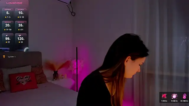 Snapshot of Laura_Leee chatting on February 1, 2025, 9:43 am Laura Leee online show from February 1, 2025, 9:43 am