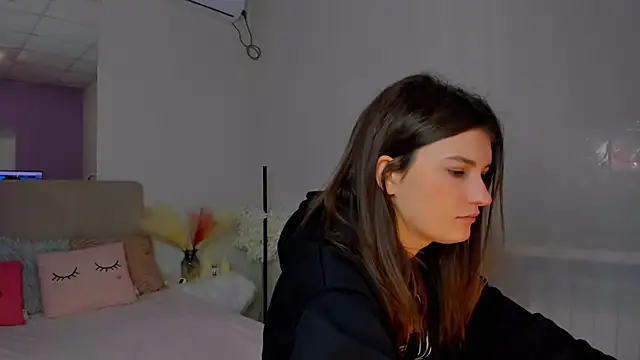 Snapshot of Laura_Leee chatting on February 4, 2025, 6:25 am Laura Leee online show from February 4, 2025, 6:25 am