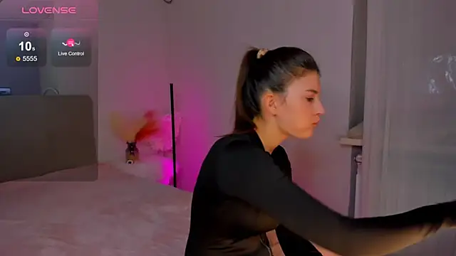 Snapshot of Laura_Leee chatting on February 18, 2025, 9:32 am Laura Leee online show from February 18, 2025, 9:32 am