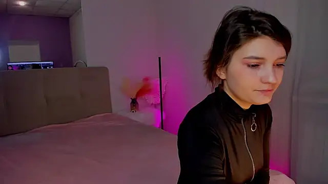 Snapshot of Laura_Leee chatting on February 21, 2025, 6:29 am Laura Leee online show from February 21, 2025, 6:29 am