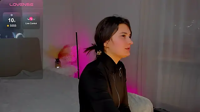 Snapshot of Laura_Leee chatting on February 25, 2025, 12:34 pm Laura Leee online show from February 25, 2025, 12:34 pm