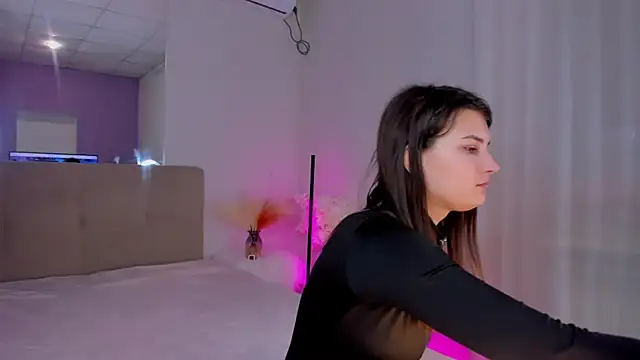 Snapshot of Laura_Leee chatting on March 6, 2025, 6:30 am Laura Leee online show from March 6, 2025, 6:30 am