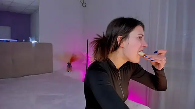 Snapshot of Laura_Leee chatting on March 6, 2025, 9:36 am Laura Leee online show from March 6, 2025, 9:36 am