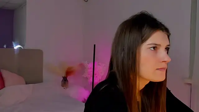 Snapshot of Laura_Leee chatting on March 7, 2025, 6:24 am Laura Leee online show from March 7, 2025, 6:24 am