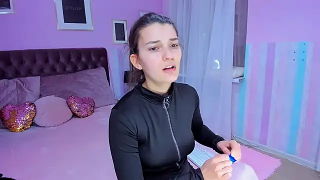 Snapshot of Laura_Leee chatting on March 13, 2025, 9:32 am Laura Leee online show from March 13, 2025, 9:32 am