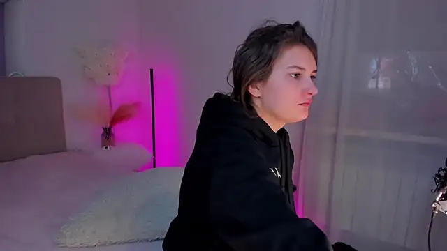 Snapshot of Laura_Leee chatting on March 21, 2025, 6:27 am Laura Leee online show from March 21, 2025, 6:27 am