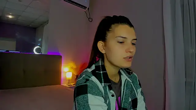 Snapshot of Laura_Leee chatting on September 12, 2025, 5:29 am Laura Leee online show from September 12, 2025, 5:29 am