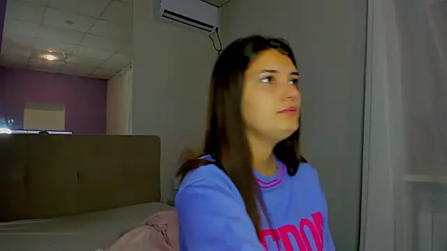 Snapshot of Laura_Leee chatting on September 30, 2025, 5:23 am Laura Leee online show from September 30, 2025, 5:23 am