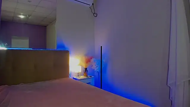 Snapshot of Laura_Leee chatting on October 4, 2025, 5:05 am Laura Leee online show from October 4, 2025, 5:05 am