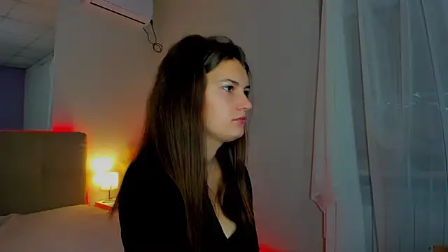 Snapshot of Laura_Leee chatting on October 5, 2025, 5:17 am Laura Leee online show from October 5, 2025, 5:17 am