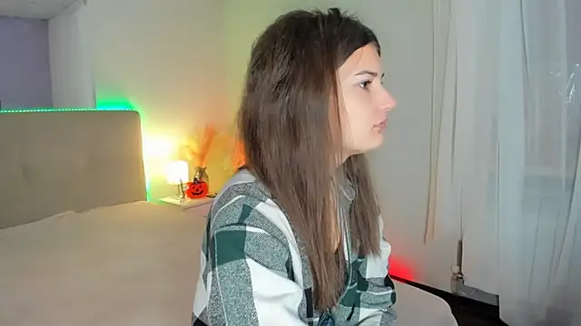 Snapshot of Laura_Leee chatting on October 17, 2025, 5:10 am Laura Leee online show from October 17, 2025, 5:10 am