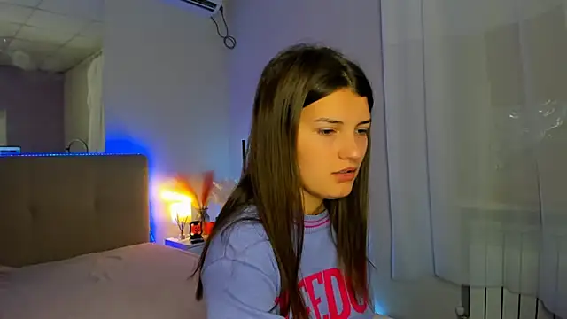 Snapshot of Laura_Leee chatting on October 20, 2025, 5:30 am Laura Leee online show from October 20, 2025, 5:30 am