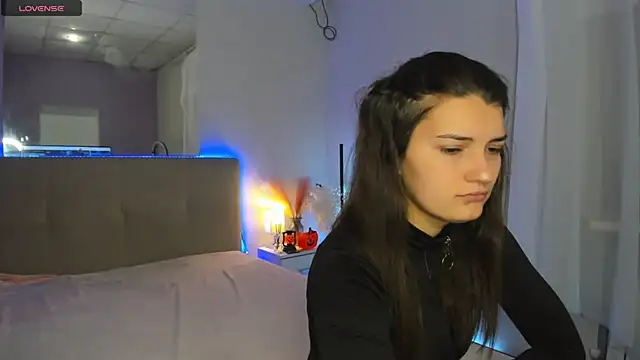 Snapshot of Laura_Leee chatting on October 21, 2025, 5:19 am Laura Leee online show from October 21, 2025, 5:19 am