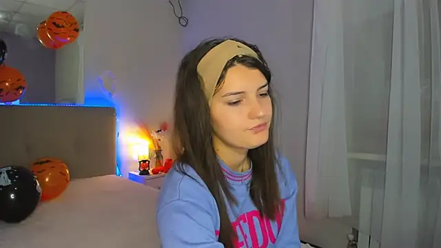 Snapshot of Laura_Leee chatting on October 24, 2025, 5:26 am Laura Leee online show from October 24, 2025, 5:26 am