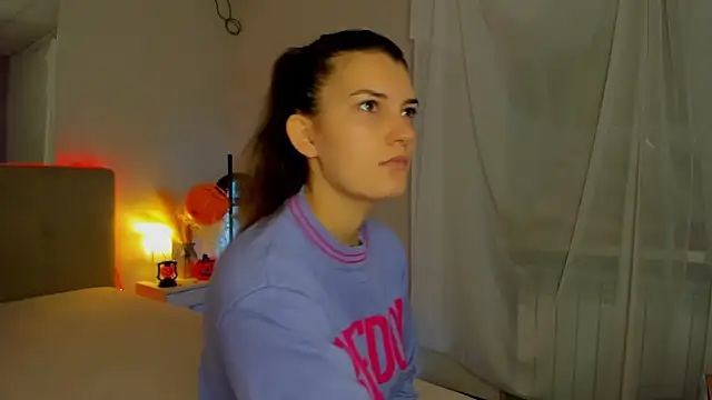 Snapshot of Laura_Leee chatting on October 30, 2025, 6:15 am Laura Leee online show from October 30, 2025, 6:15 am