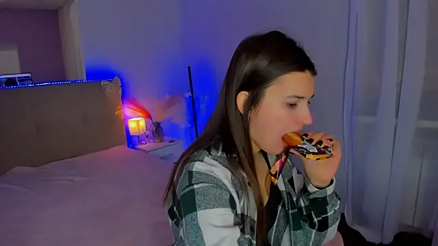 Snapshot of Laura_Leee chatting on February 3, 2026, 6:51 am Laura Leee online show from February 3, 2026, 6:51 am