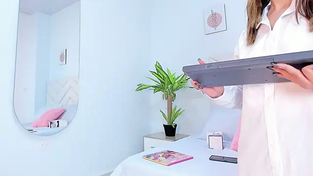 Bella reaset18 online show from December 7, 2024, 7:32 pm