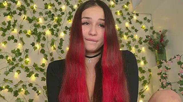 Snapshot of Brenda_M00n chatting on December 28, 2024, 6:40 pm Brenda M00n online show from December 28, 2024, 6:40 pm