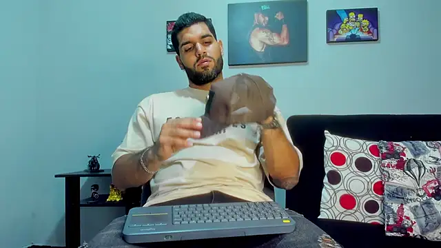 Snapshot of SamirHazard97 chatting on December 21, 2024, 2:09 am SamirHazard97 online show from December 21, 2024, 2:09 am