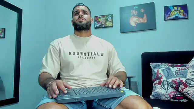 Snapshot of SamirHazard97 chatting on October 17, 2025, 8:11 pm SamirHazard97 online show from October 17, 2025, 8:11 pm