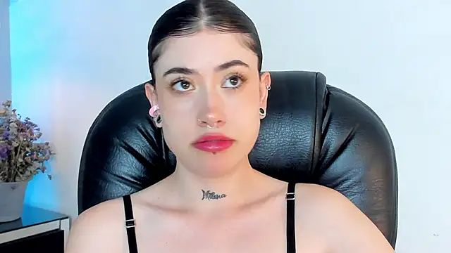 Snapshot of melody_suarez chatting on December 31, 2024, 10:45 pm melody suarez online show from December 31, 2024, 10:45 pm