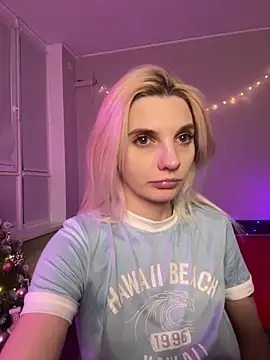 Snapshot of LoveLuna_ chatting on January 2, 2025, 1:27 am LoveLuna online show from January 2, 2025, 1:27 am