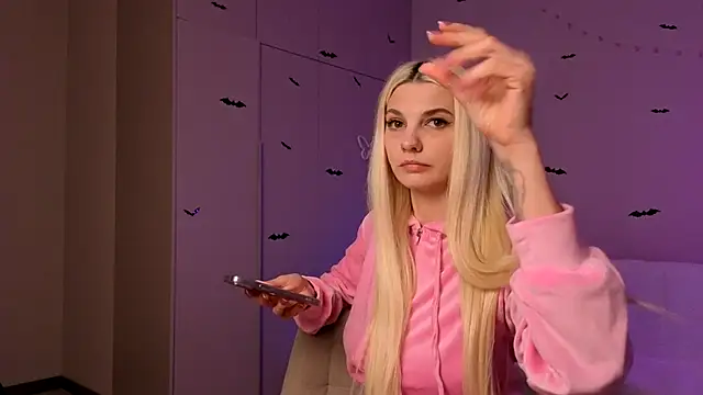 Snapshot of LoveLuna_ chatting on October 16, 2025, 4:08 pm LoveLuna online show from October 16, 2025, 4:08 pm