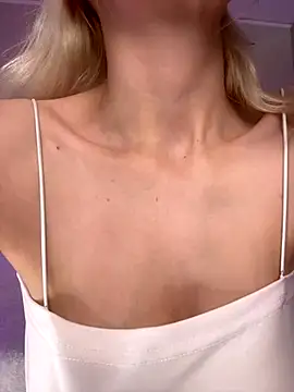 Snapshot of LoveLuna_ chatting on November 9, 2025, 9:13 pm LoveLuna online show from November 9, 2025, 9:13 pm