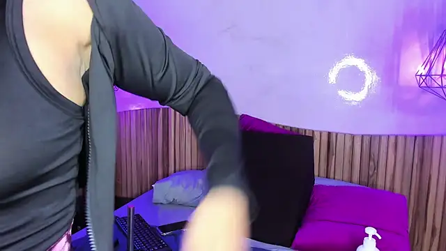 Snapshot of MelaniieRoux chatting on January 11, 2025, 1:48 am MelaniieRoux online show from January 11, 2025, 1:48 am