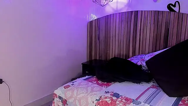 Snapshot of MelaniieRoux chatting on February 19, 2025, 1:51 am MelaniieRoux online show from February 19, 2025, 1:51 am