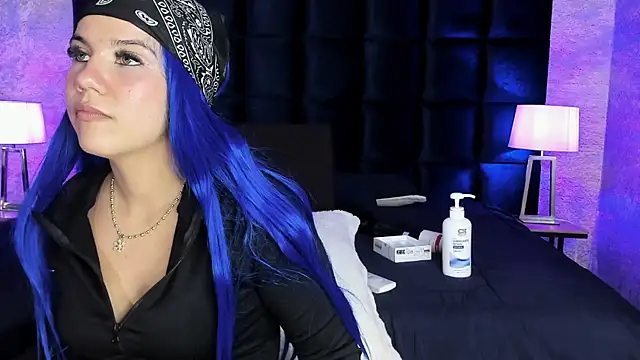 Snapshot of MelaniieRoux chatting on March 18, 2025, 1:32 am MelaniieRoux online show from March 18, 2025, 1:32 am