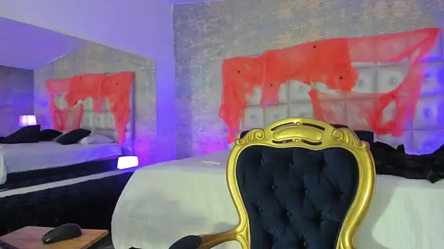 Snapshot of MelaniieRoux chatting on October 12, 2025, 12:04 pm MelaniieRoux online show from October 12, 2025, 12:04 pm