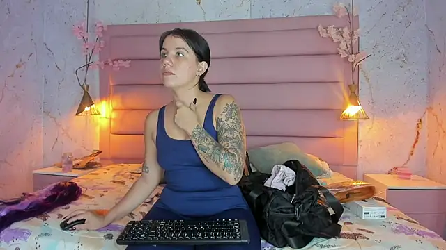 Snapshot of MelaniieRoux chatting on October 24, 2025, 7:32 pm MelaniieRoux online show from October 24, 2025, 7:32 pm