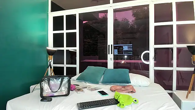 Snapshot of MelaniieRoux chatting on November 8, 2025, 11:43 am MelaniieRoux online show from November 8, 2025, 11:43 am