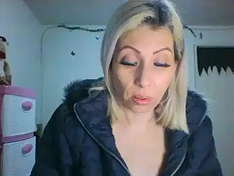 Snapshot of alixia81 chatting on December 24, 2024, 9:39 am alixia81 online show from December 24, 2024, 9:39 am