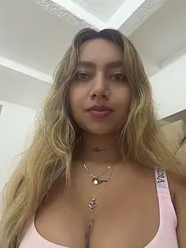 amanda-medrano1 online show from May 4, 2026, 2:24 pm