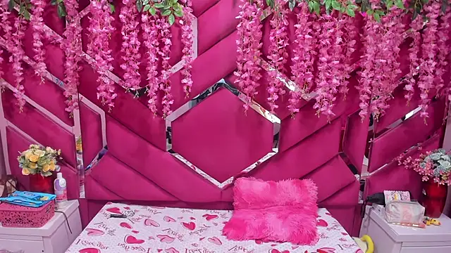 Snapshot of Paris_Petit chatting on December 6, 2024, 11:25 pm Paris Petit online show from December 6, 2024, 11:25 pm