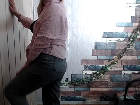 Snapshot of DaniellaKiss chatting on October 1, 2025, 9:48 am DaniellaKiss online show from October 1, 2025, 9:48 am