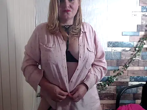 Snapshot of DaniellaKiss chatting on October 2, 2025, 6:59 pm DaniellaKiss online show from October 2, 2025, 6:59 pm